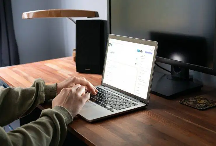 Person working on content and SEO marketing in the backend of wordpress