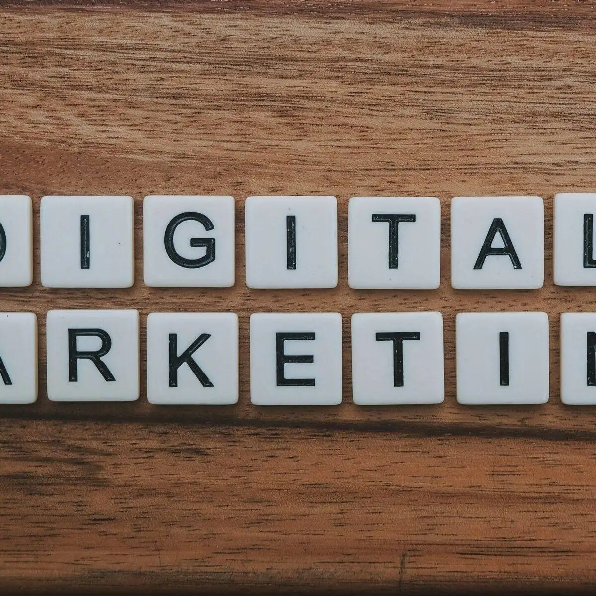 A Beginner's Guide to Performance Digital Marketing 2 Scrabble tiles on a wooden surface spelling out digital marketing