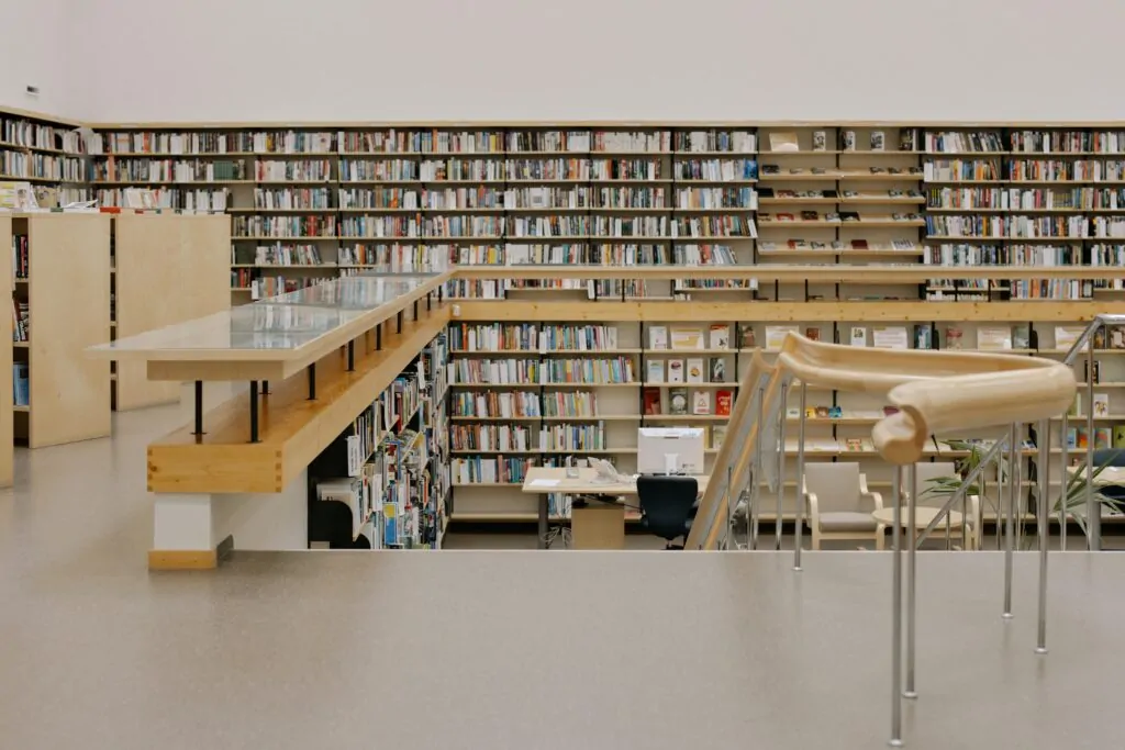 a library with books on shelves showing on-page SEO