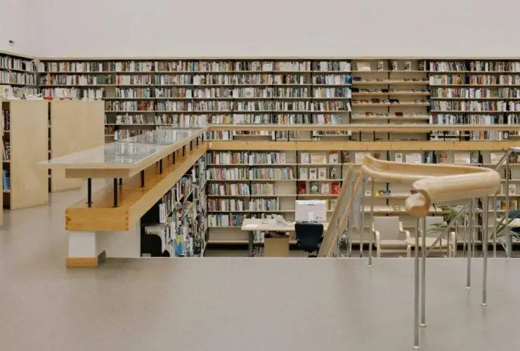 a library with books on shelves showing on-page SEO