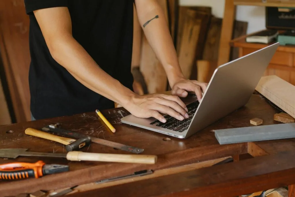 Person looking up what a SEO company is 